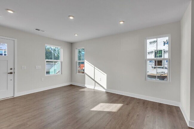 Foto del edificio - Charming 3-Bed Townhouse Oasis in Greenvil...