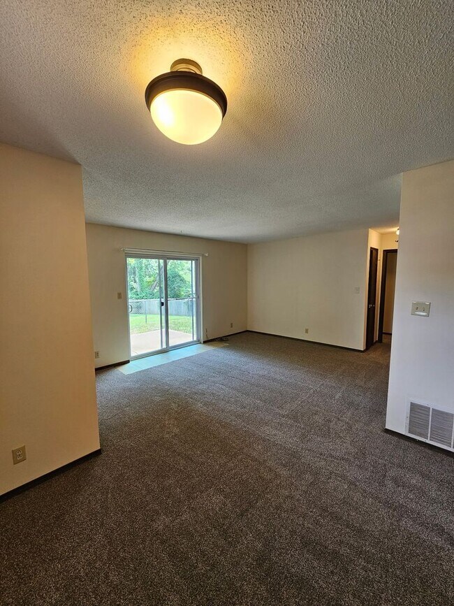 Foto del edificio - 2 Bedroom 1 Bath Duplex in West Columbia - Updates 2026
