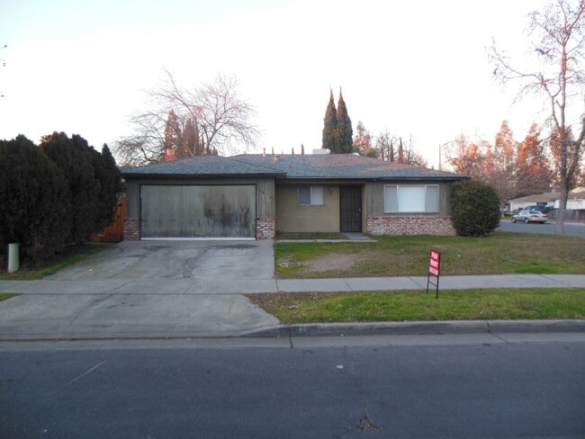 Building Photo - Centrally Located 3 Bedroom / 2 Bath House...