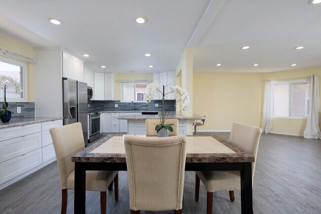 Building Photo - 5370 La Jolla Blvd