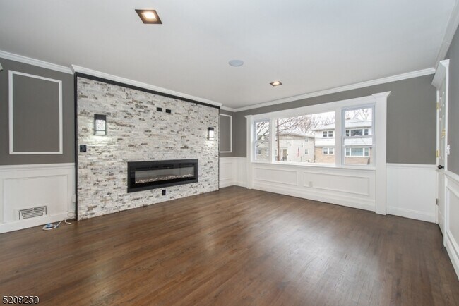 Building Photo - 229 Lakewood Dr