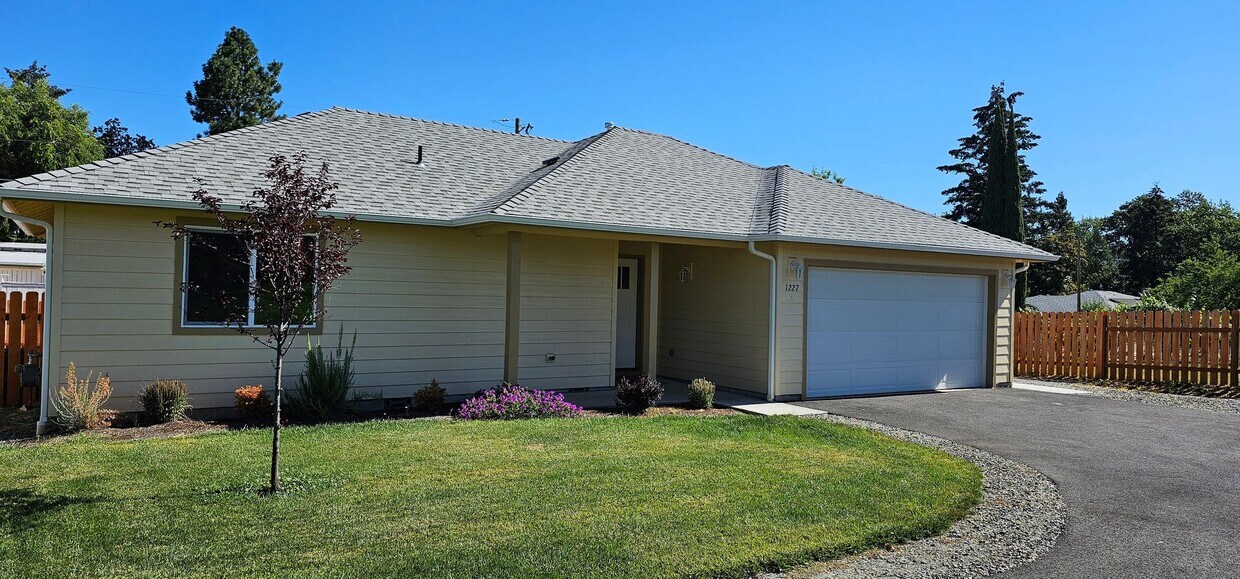 Foto principal - Beautiful Home in Grants Pass