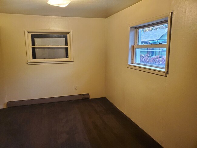 Building Photo - 2 Bedroom/ 1 Bathroom West Central Spokane...