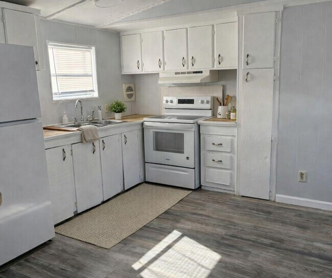 Building Photo - 11240 N Northwood Dr