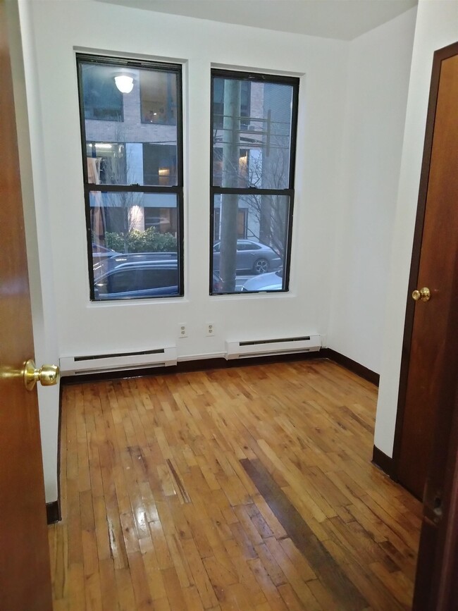 Building Photo - 1409 Grand St