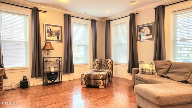 Building Photo - 76 Caroline St