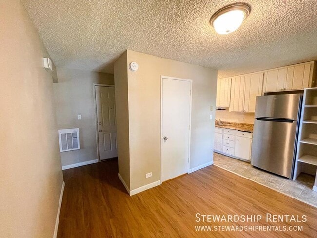 Photo - 893 W 5th Ave Apartment