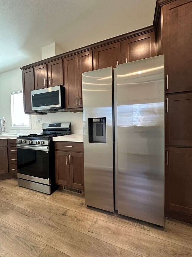 Foto del edificio - Rare horse property with huge workshop and dog kennels. Ready for move in