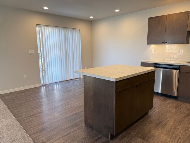 Foto del edificio - Stunning 4 Bedroom West Valley Townhome - $500 SPECIAL MOVE IN CREDIT