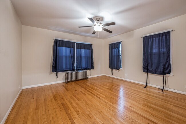 Foto del edificio - 6817 S Crandon Ave