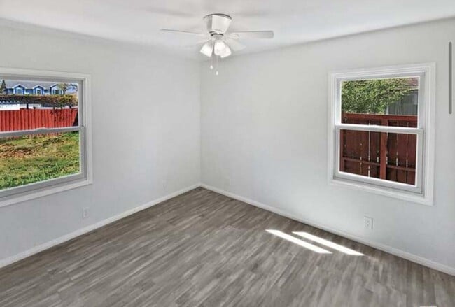 Foto del edificio - 5728 Hazelbrook Ave