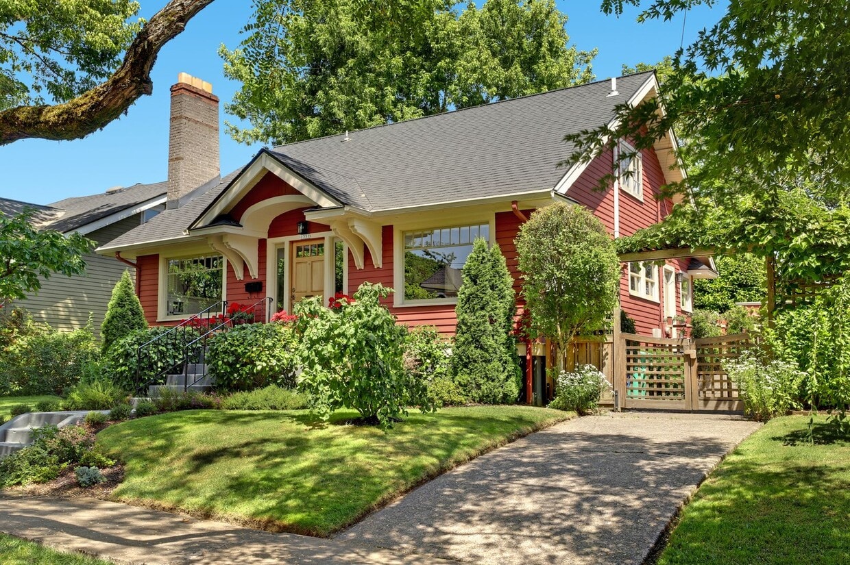 Primary Photo - Updated 1926 4-bdrm/3-bath Sellwood bungal...