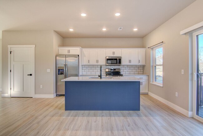 Foto del edificio - Brand New Luxury Townhomes: 3BR, 2.5Bath Altoona WI