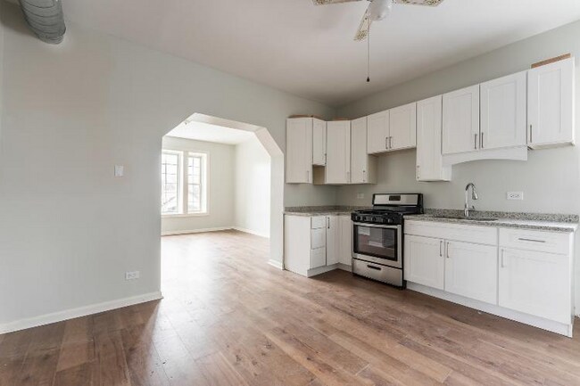 Building Photo - 2426 N Clybourn Ave