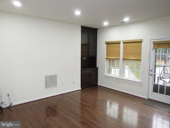 Building Photo - 1322 Madison Ln