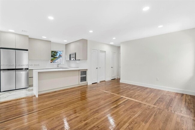Foto del edificio - 6437 SW 14th St