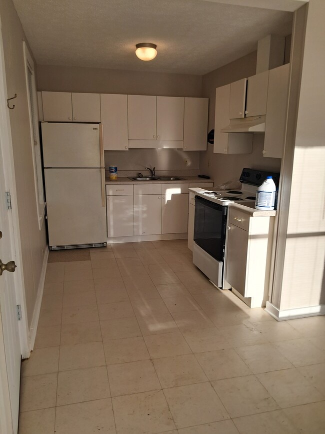 Full kitchen - 116 S 9th St