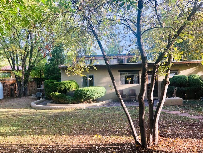 Foto del edificio - 114 Upper Ranchitos Rd