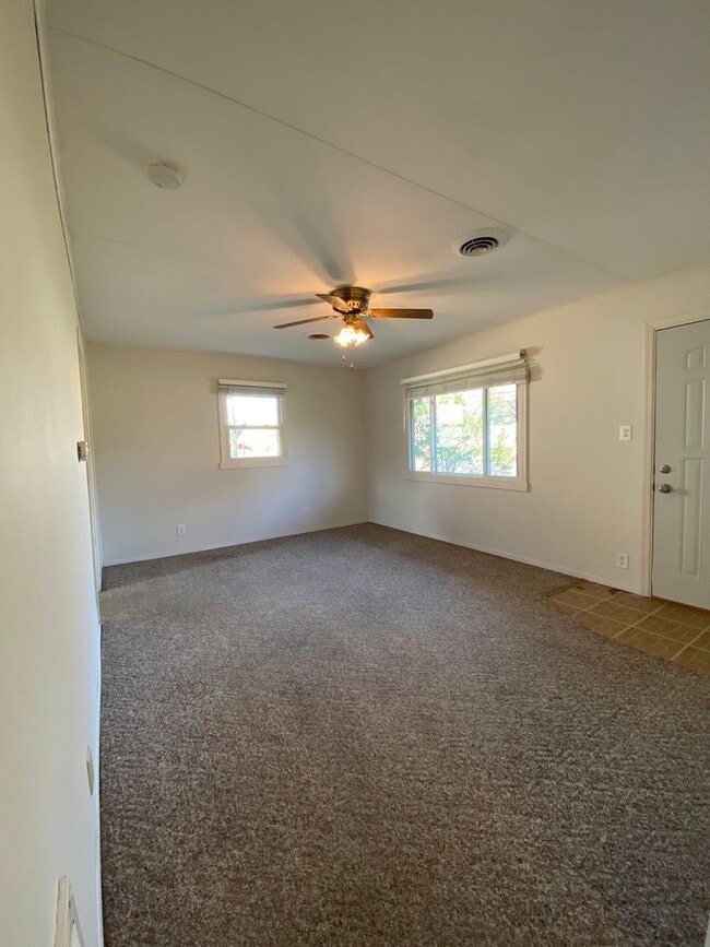 Building Photo - 3 Bedroom Single Family Home!