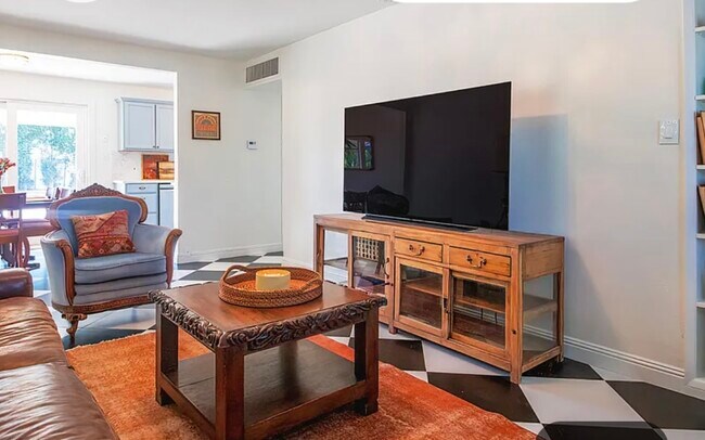 Foto del edificio - 3547 E Meadowbrook Ave