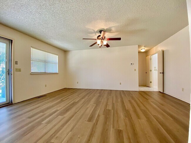 Building Photo - Great 2 Bed, 2 Bath Home In Edmond Near UCO