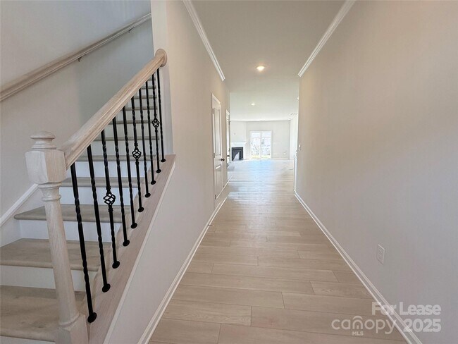 Foto del edificio - 6271 Fairfax Ct