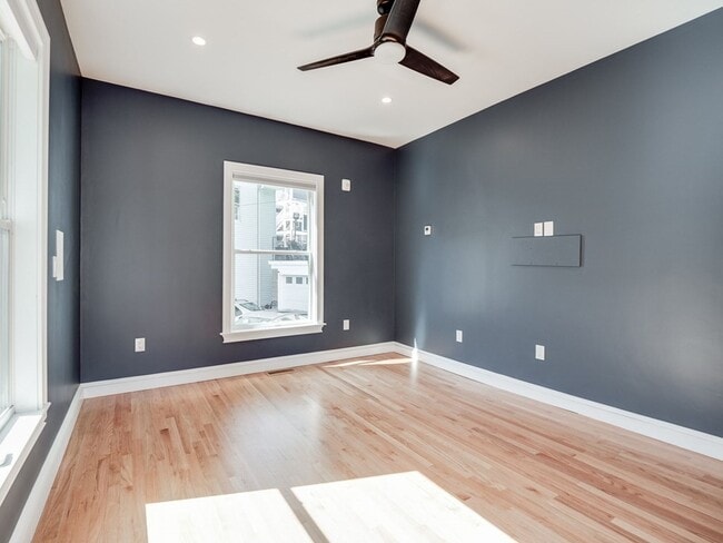 Building Photo - 392 Medford St