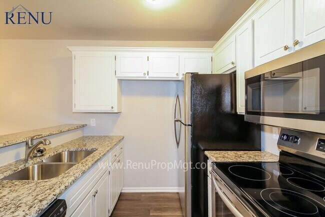 Building Photo - SPECIAL: 50% off first month's rent!  This...