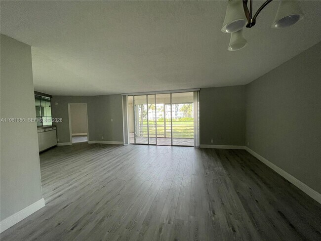 Foto del edificio - 805 Cypress Blvd