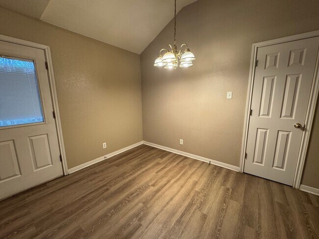 Foto del edificio - 4802 John David Dr