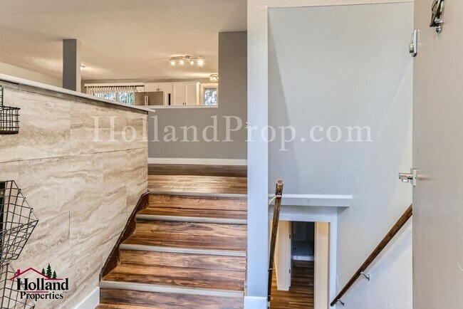 Building Photo - Charming Single-Family Home Near Hillsboro Airport!