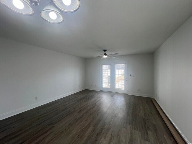 Building Photo - 2803 Hilton Dr