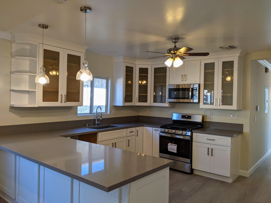 Foto principal - 204 W Windsor Rd