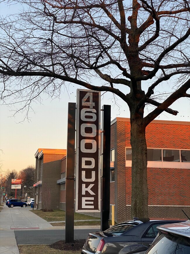 Foto del edificio - 4600 Duke St
