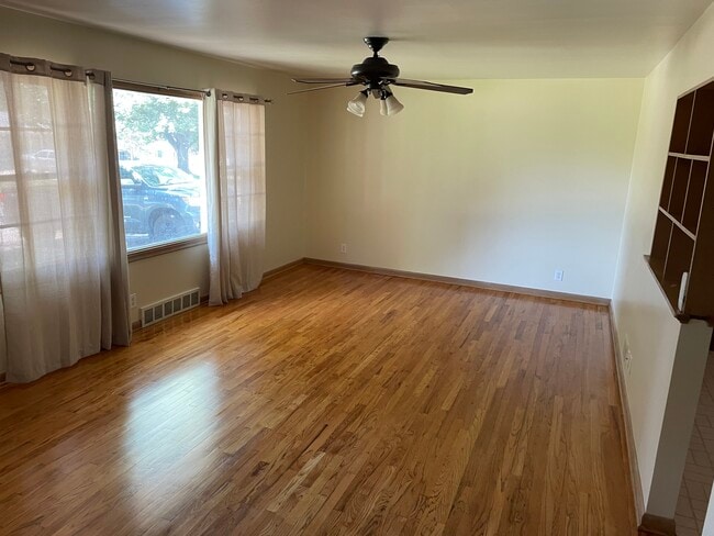 Sala de estar - 7310 Valley St