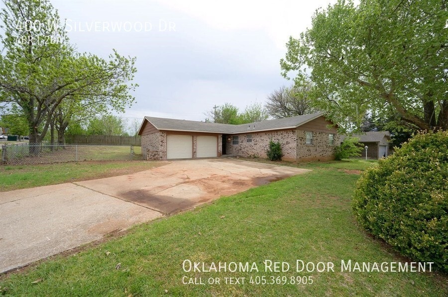 Primary Photo - 400 W Silverwood Dr
