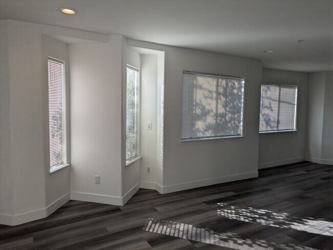 Building Photo - 305 N Cedar St