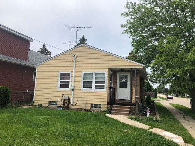 Building Photo - Charming 3-Bedroom Home Near Kenosha Dream Park