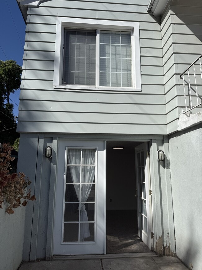 Building Photo - 219 Country Club Dr