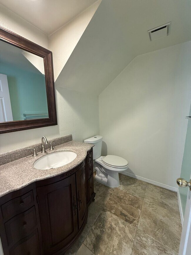 Building Photo - 3 bedroom, 2 1/2 bath single-family home i...
