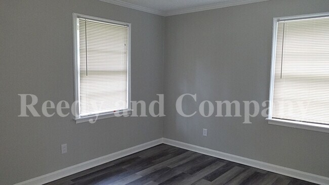 Foto del edificio - 893 Linwood Rd
