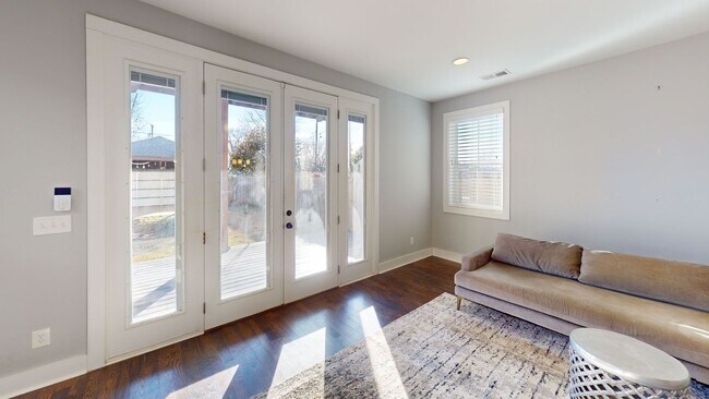 Foto del edificio - Beautiful Three Bedroom East Nashville Home!