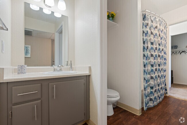 Modelo de 2 habitaciones, 1 baño y 850 pies cuadrados - Walnut Village