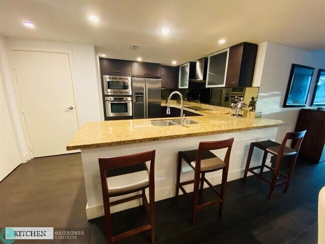 Foto del edificio - 9400 W Bay Harbor Dr