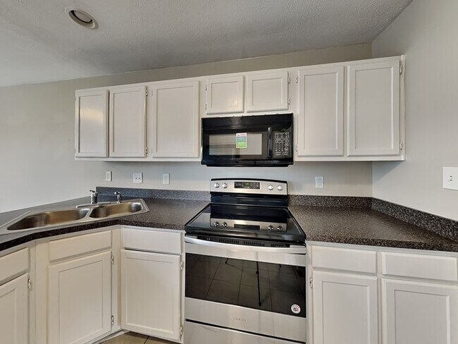 Building Photo - MOVE IN SPECIAL! 4 bed 2.5 bath with lots ...