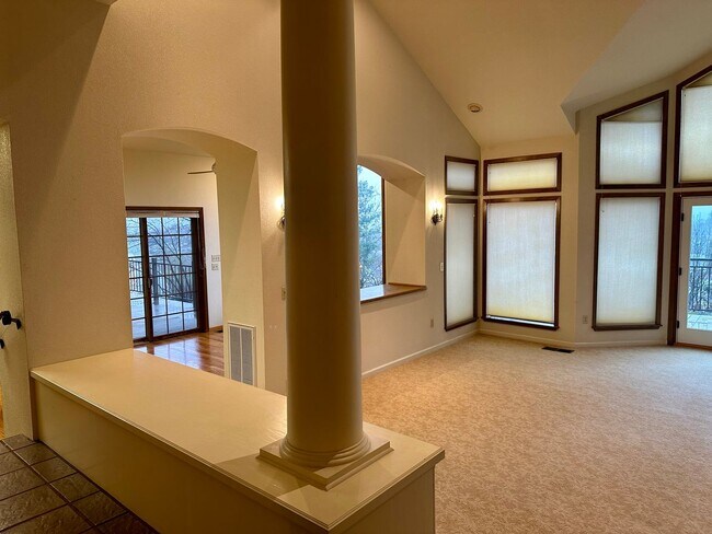 Foto del edificio - Available now, Executive 4 bdrm home with pool & hot tub!