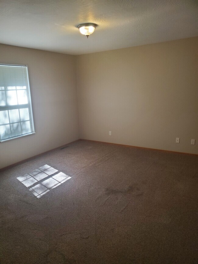 Building Photo - 2952 W Chestnut St