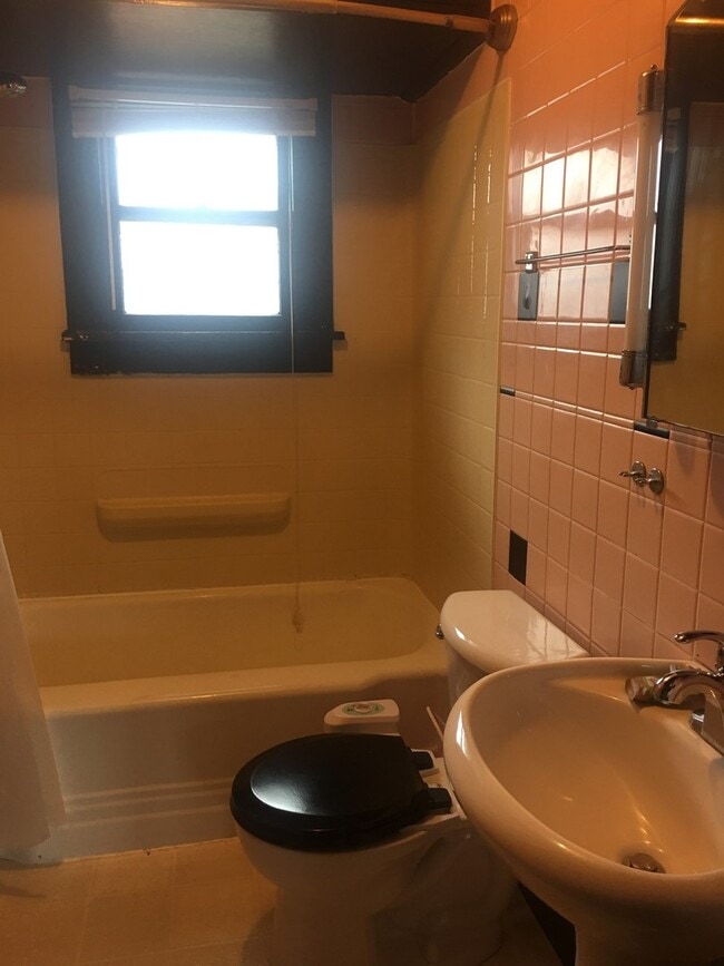 Foto del edificio - 2 bedroom, 1 bath Bungalow - Available Now!