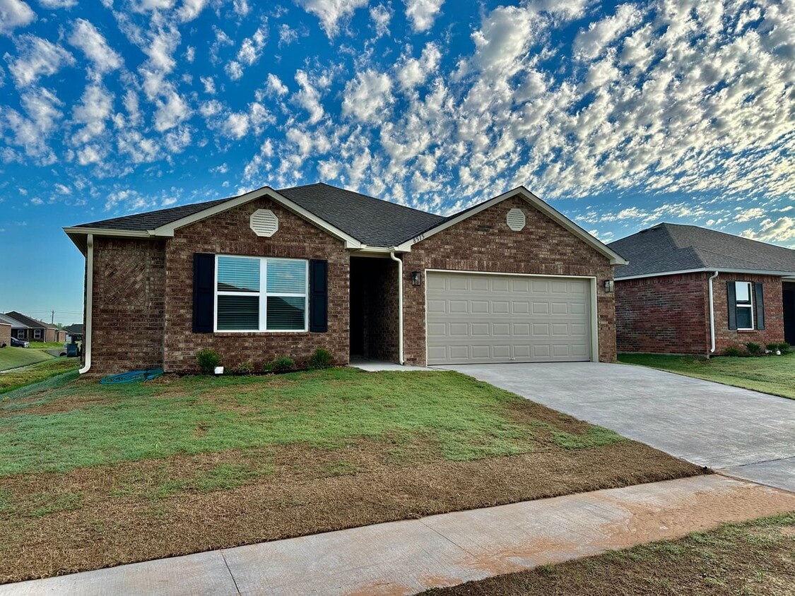 Foto principal - 4 bedroom 2 bath 2 car garage - Bixby Schools