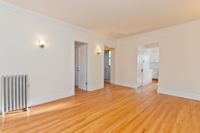 Foto del edificio - One Bedroom Apartment Near the Lakefront